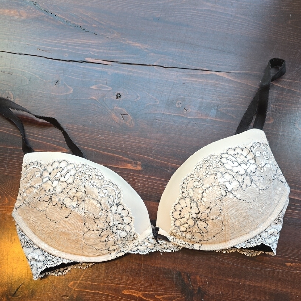 Victoria's Secret Black and Cream Elegant Lace Bra